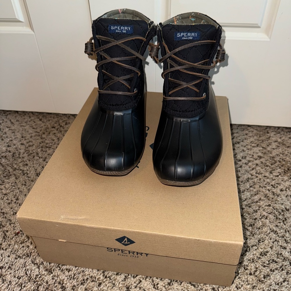 Sperry women’s saltwater black duck boots